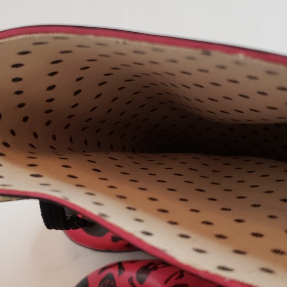 Betsey Johnson Pink & Black Skull Rubber Rain Boots Size 6 - Picture 8 of 12